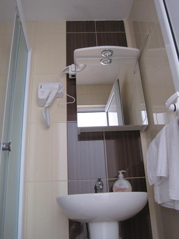 Petrovec Motel Livija المظهر الخارجي الصورة